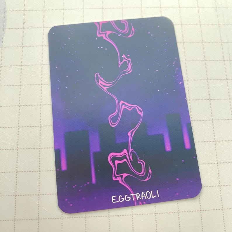 Puede incluir: Una tarjeta rectangular con esquinas redondeadas, con un fondo oscuro con un degradado p&uacute;rpura y azul. Un dise&ntilde;o rosa y ondulado fluye verticalmente. La palabra "EGGTRAOLI" est&aacute; impresa en blanco en la parte inferior.