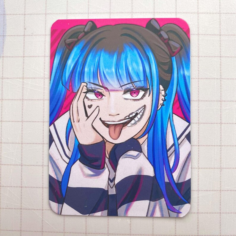 Puede incluir: Ilustraci&oacute;n de una persona con coletas azules y negras, ojos rosas y una amplia sonrisa dentuda. La persona lleva una camisa a rayas y saca la lengua. El fondo es rosa.