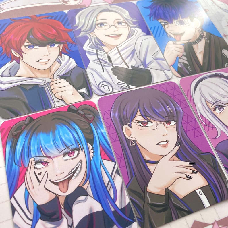 Puede incluir: Una colecci&oacute;n de tarjetas de personajes de estilo anime. Cada tarjeta presenta un personaje diferente con peinados, ropa y expresiones &uacute;nicas. Las tarjetas tienen un acabado brillante y est&aacute;n dispuestas en una cuadr&iacute;cula.