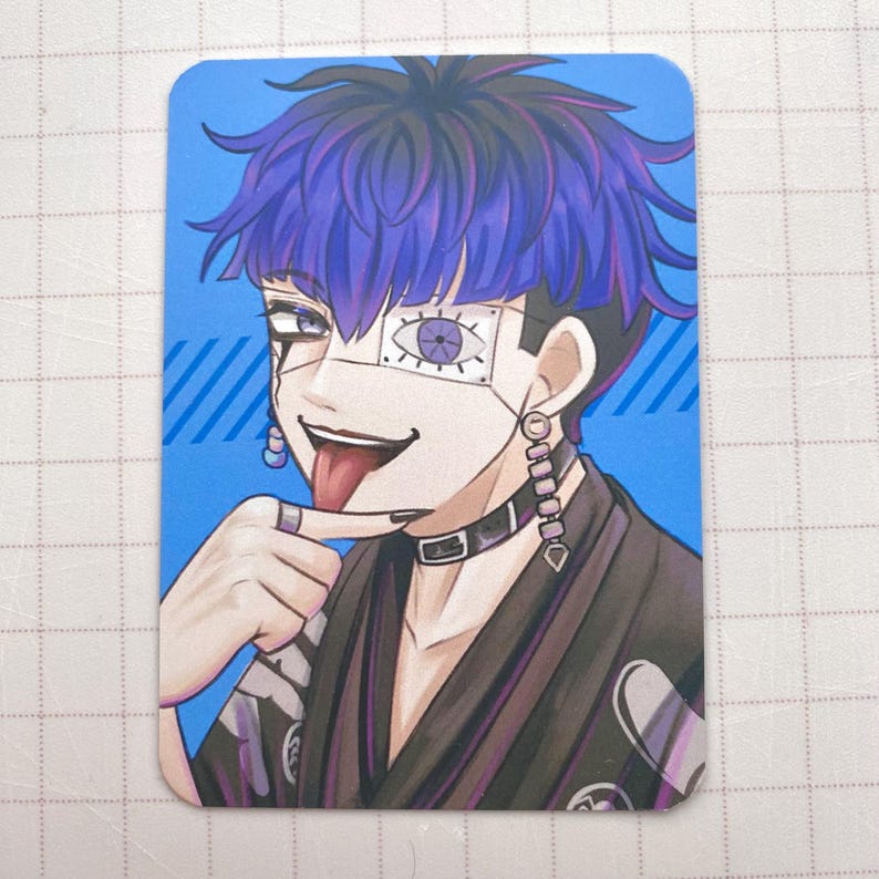 Puede incluir: Tarjeta rectangular con un personaje de estilo anime con cabello azul y un collar negro. El personaje tiene una venda sobre un ojo y una lengua afuera. El fondo es azul con rayas diagonales.