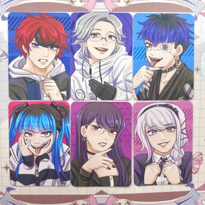 Puede incluir: Seis tarjetas de personajes de estilo anime. Cada tarjeta presenta un personaje diferente con colores de cabello, atuendos y expresiones &uacute;nicos. Las tarjetas tienen un acabado brillante y est&aacute;n sobre un fondo morado y azul.