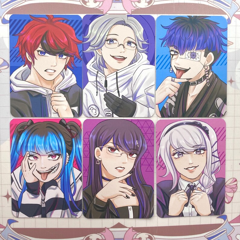 Puede incluir: Seis tarjetas de personajes de estilo anime. Cada tarjeta presenta un personaje diferente con colores de cabello, atuendos y expresiones &uacute;nicos. Las tarjetas tienen un acabado brillante y est&aacute;n sobre un fondo morado y azul.