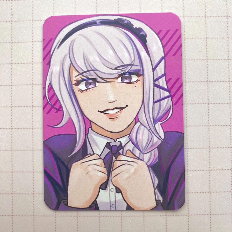 Puede incluir: Tarjeta rectangular con una ilustraci&oacute;n de estilo anime de una persona con cabello blanco y ojos morados. La persona lleva un traje morado oscuro, una camisa blanca con cuello y una corbata morada. El fondo es rosa con l&iacute;neas diagonales moradas.