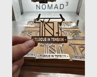 Serviço personalizado de corte CNC e gravação a laser para peças de metal, couro e madeira.