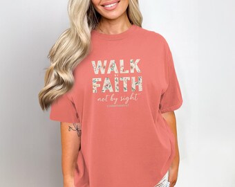 Christelijk T-shirt met bloemen: Walk By Faith Comfort Colors T-shirt