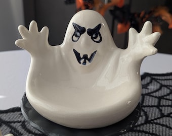 Handmade Ghost Jewelry Dish – Halloween Trinket Soap Dish, Spooky Ring Holder, Ceramic Ghost Decor, Unique Fun Gift