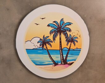 Könnte beinhalten: Ein runder weißer Untersetzer mit einer bunten Illustration von drei Palmen an einem Strand mit blauem Meer und gelbem Himmel. Die Palmen haben blaue Blätter und braune Stämme.