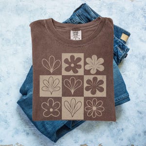 Checkered Flowers Comfort Colors® Shirt, Retro Floral Shirt, Boho Flowers Tshirt, Wildflower Tee, Trendy Oversized Tee, Botanical Shirt Gift Espresso
