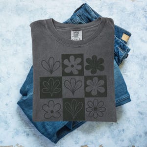 Checkered Flowers Comfort Colors® Shirt, Retro Floral Shirt, Boho Flowers Tshirt, Wildflower Tee, Trendy Oversized Tee, Botanical Shirt Gift Pepper
