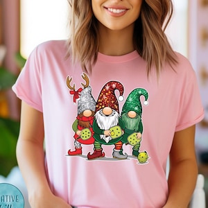 Pickleball Christmas Gnomes Shirt Chemise de Pickleball de vacances Gnomes de vacances Pickleball Tee Pickleball Holiday Shirt Cadeau pour amateur de pickleball