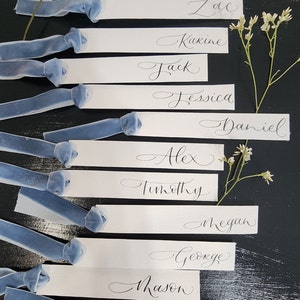 Minimalistische und elegante, handgeschriebene moderne Kalligraphie-Tischkarten mit Samtband