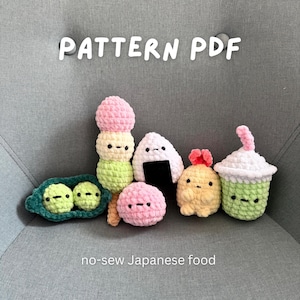 Puede incluir: Una colección de alimentos japoneses de ganchillo, que incluye un pincho de dango, onigiri y un té de burbujas. Los artículos son de varios colores, como rosa, verde y amarillo. El texto "PATTERN PDF" y "no-sew Japanese food" son visibles.