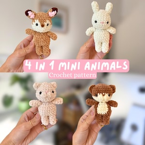 Puede incluir: Cuatro mini animales de ganchillo: un ciervo, un conejo, un oso y un osito de peluche. El ciervo es marrón con detalles blancos y rosas. El conejo es blanco. El oso es beige y el osito es marrón con el pecho blanco. Se muestra el texto "4 IN 1 MINI ANIMALS Crochet pattern".