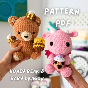 Puede incluir: Dos juguetes de peluche de ganchillo: un oso marrón con detalles de miel y un dragón rosa sosteniendo una magdalena. El oso tiene un tarro de miel y una abeja, mientras que el dragón tiene pequeñas alas. El texto dice "PATTERN PDF" y "HONEY BEAR & BABY DRAGON."