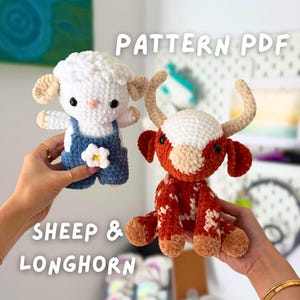 Puede incluir: Dos peluches de ganchillo: una oveja y un longhorn. La oveja es blanca con orejas beige y un peto azul. El longhorn es rojo y blanco con cuernos beige. Texto: "PATTERN PDF" y "SHEEP & LONGHORN".