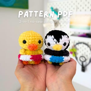 Puede incluir: Dos animales de peluche de ganchillo, un pato amarillo y un pingüino blanco y negro, se sostienen en las manos. El pato tiene un pico naranja y una banda roja y blanca. El pingüino tiene un pico amarillo y una banda azul y blanca. El texto "PATTERN PDF" está en la parte superior.