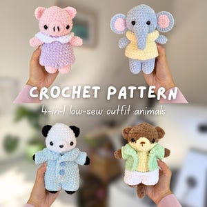 Pode incluir: Quatro animais de crochê: um porco rosa, um elefante azul, um panda e um urso marrom. O porco usa um vestido roxo e gola branca. O elefante tem uma camisa amarela. O panda usa uma roupa azul. O urso tem uma jaqueta verde e shorts brancos. Texto: "CROCHET PATTERN".