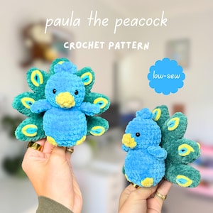 Peut inclure: Deux jouets paon en peluche faits de fil bleu, vert et jaune. Le texte indique paula the peacock CROCHET PATTERN et low-sew. Les jouets présentent des corps ronds, de petites ailes et des plumes de queue en éventail avec des détails jaunes et bleus.