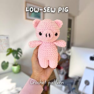 Puede incluir: Un cerdo de ganchillo rosa claro con ojos negros y un hocico. El cerdo tiene orejas pequeñas y brazos extendidos. El texto en la imagen dice "LOW-SEW PIG" y "Crochet pattern".