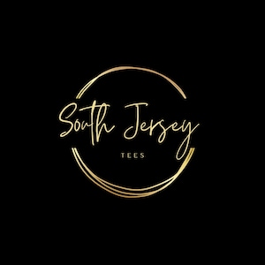 K&ouml;nnte beinhalten: Goldenes Kreislogo mit dem Text "South Jersey Tees" in einer handschriftlichen Schriftart.