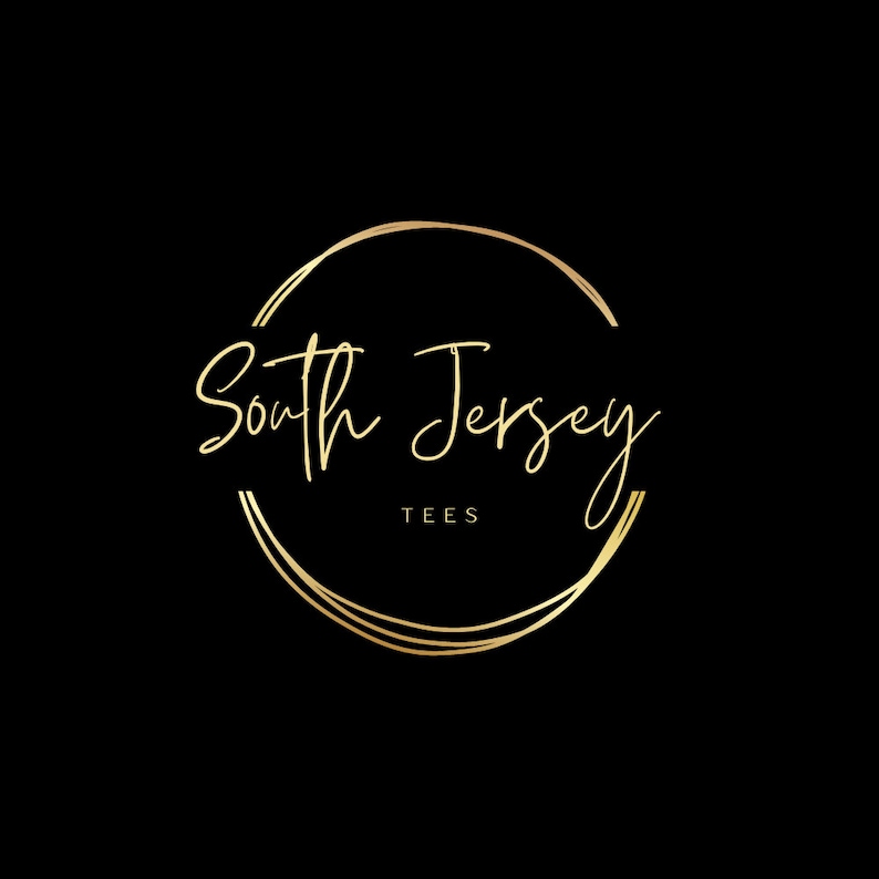 K&ouml;nnte beinhalten: Goldenes Kreislogo mit dem Text "South Jersey Tees" in einer handschriftlichen Schriftart.