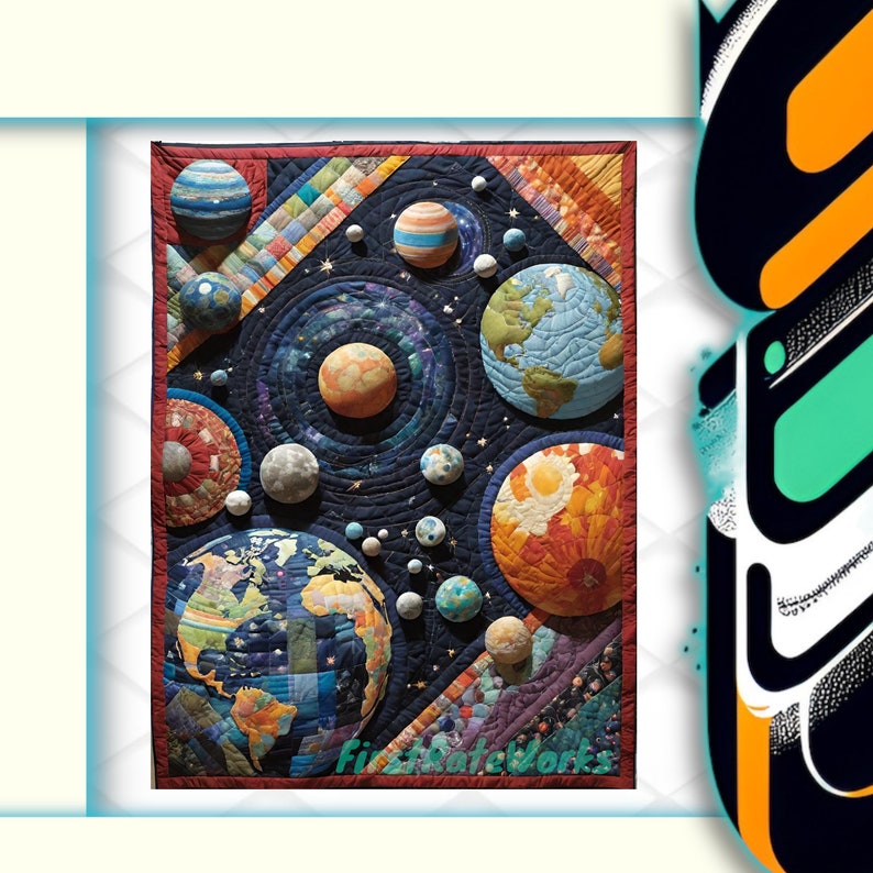 Op de afbeelding: Een kleurrijk quilt dat een galaxie met planeten van verschillende kleuren en groottes afbeeldt. Het quilt is gemaakt van verschillende stoffen en texturen, wat een uniek en fantasierijk ontwerp cre&euml;ert. Het quilt is omlijst met een rode rand en heeft de tekst "Firstrateworks" in de rechterbenedenhoek.