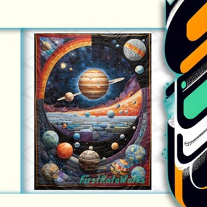 Op de afbeelding: Een kleurrijk, gestikt wandkleed dat een gestileerd zonnestelsel voorstelt met planeten, sterren en een draaiende nevel. De planeten zijn weergegeven in tinten blauw, oranje, rood en bruin, met een prominente planeet met ringen in het midden. De achtergrond is donkerblauw met draaiende patronen van licht en donker.