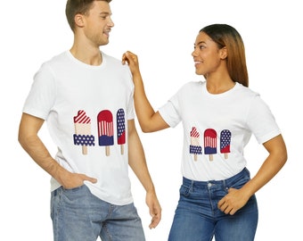 Könnte beinhalten: Zwei weiße T-Shirts mit einem Motiv aus roten, weißen und blauen Eis am Stiel. Die Eis am Stiel sind mit Sternen und Streifen verziert.
