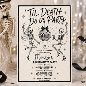 以下が含まれることがあります： クリーム色の背景に「Til Death Do Us Party」という黒い文字が書かれた長方形の招待状。デザインには、踊る2体の骸骨、ミラーボール、婚約指輪のアイコンが描かれています。マリッサのバチェロレッテパーティーの詳細、日付、時間、場所、出欠確認情報が含まれています。