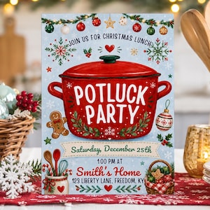Op de afbeelding: Een rechthoekige uitnodigingskaart voor een kerstpotluck met een grote rode braadpan in het midden en de tekst POTLUCK PARTY. Het ontwerp bevat feestelijke illustraties zoals peperkoekmannetjes, kerstballen en sneeuwvlokken op een lichtblauwe achtergrond met evenementdetails voor zaterdag 25 december om 13:00 uur bij Smith thuis.