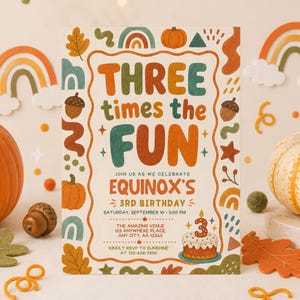 Può includere: Un biglietto d'invito di compleanno rettangolare con il testo THREE times the FUN, Equinox's 3rd Birthday e i dettagli dell'evento. Il design include illustrazioni di arcobaleni, zucche, foglie e una torta di compleanno con una candela.