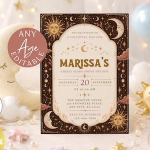Puede incluir: Una tarjeta de invitación rectangular con un borde marrón oscuro y dibujos celestiales dorados de soles, lunas y estrellas. El panel central de color crema contiene texto, incluyendo 'MARISSA'S', 'THIRTY YEARS UNDER THE SUN' y detalles del evento.