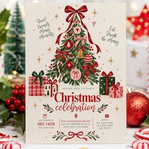Könnte beinhalten: Eine Einladungskarte für eine Weihnachtsfeier mit einem zentralen illustrierten Tannenbaum, der mit roten und rosa Kugeln, einer goldenen Glocke und einer großen roten Schleife geschmückt ist. Die Karte enthält Textdetails zu Feier, Datum und Ort.