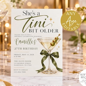 Invitation d'anniversaire « Elle est un tout petit peu plus âgée », invitation pour une soirée cocktail Martini, modèle Canva chic avec nœud noir modifiable pour femmes adultes 260683
