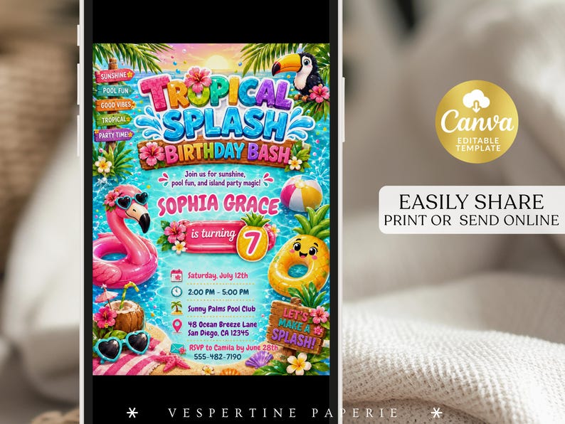 Pu&ograve; includere: Un modello di invito digitale per compleanno a tema piscina tropicale con un salvagente a forma di fenicottero rosa, un salvagente a forma di ananas, un tucano e fiori di ibisco. Il testo recita Tropical Splash Birthday Bash, Sophia Grace is turning 7, e include i dettagli dell'evento.