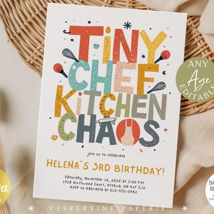 Pode incluir: Um cartão de convite branco com as palavras "TINY CHEF KITCHEN CHAOS" em letras coloridas e divertidas. O cartão inclui detalhes para o 3º aniversário de Helena, um modelo editável Canva e uma nota "Sem software necessário".