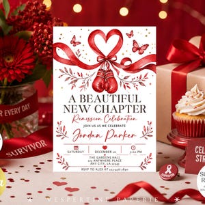 Op de afbeelding: Een witte uitnodigingskaart met rode bokshandschoenen vastgebonden aan een rood lint in de vorm van een hart, vlinders en bloemmotieven. De tekst luidt A BEAUTIFUL NEW CHAPTER, Remission Celebration, JOIN US AS WE CELEBRATE Jordan Parker, 10 december.