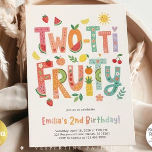 Op de afbeelding: Een kleurrijke uitnodiging met de woorden "TWO-TTI FRUITY" in speelse, fruit-thema letters. De uitnodiging bevat de tekst "Emilia's 2nd Birthday!" en evenementdetails. Het ontwerp bevat illustraties van verschillende vruchten en een zon.