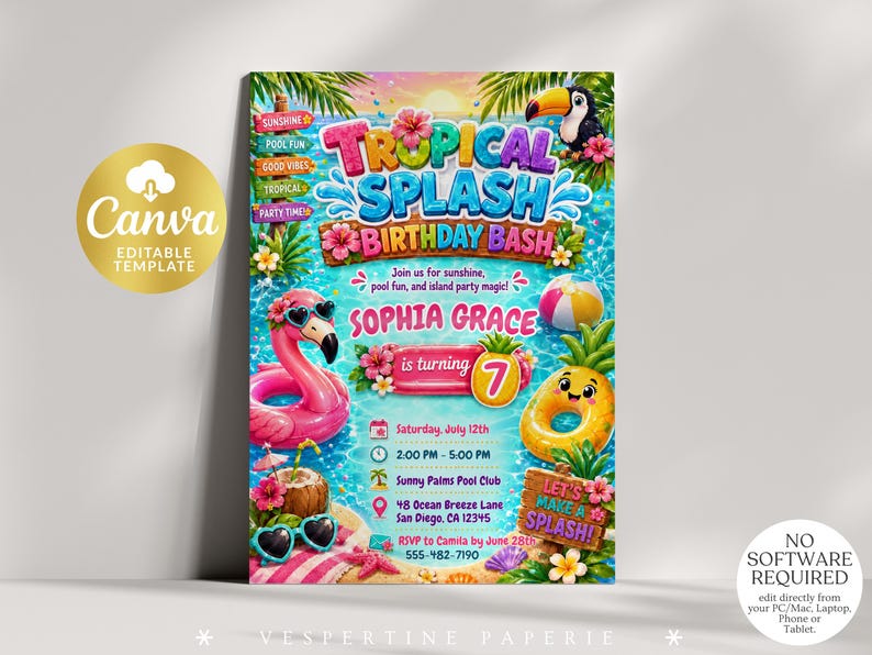 Pu&ograve; includere: Un modello di invito per una festa di compleanno a tema tropicale con un salvagente a forma di fenicottero rosa, uno a forma di ananas, un tucano, fiori di ibisco e foglie di palma. Il testo recita Tropical Splash Birthday Bash, Sophia Grace is turning 7, e include i dettagli dell'evento.
