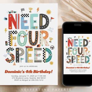 Peut inclure: Une carte d'invitation d'anniversaire et un smartphone affichant le m&ecirc;me design, avec le texte NEED FOUR SPEED et Dominic's 4th Birthday. Le design comprend des voitures de course color&eacute;es, des drapeaux &agrave; damier, des troph&eacute;es et des motifs de route.