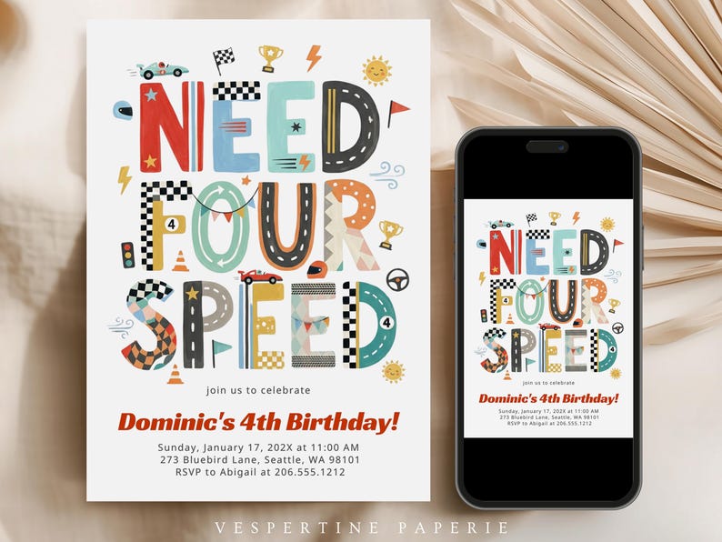 Peut inclure: Une carte d'invitation d'anniversaire et un smartphone affichant le m&ecirc;me design, avec le texte NEED FOUR SPEED et Dominic's 4th Birthday. Le design comprend des voitures de course color&eacute;es, des drapeaux &agrave; damier, des troph&eacute;es et des motifs de route.