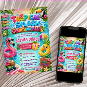 Pu&ograve; includere: Un invito di compleanno digitale e uno smartphone che mostra lo stesso design. L'invito presenta un tema piscina tropicale con un salvagente a forma di fenicottero rosa, uno a forma di ananas, un tucano e il testo Tropical Splash Birthday Bash.