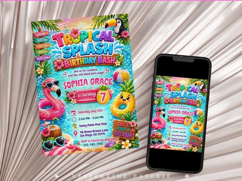 Pu&ograve; includere: Un invito di compleanno digitale e uno smartphone che mostra lo stesso design. L'invito presenta un tema piscina tropicale con un salvagente a forma di fenicottero rosa, uno a forma di ananas, un tucano e il testo Tropical Splash Birthday Bash.
