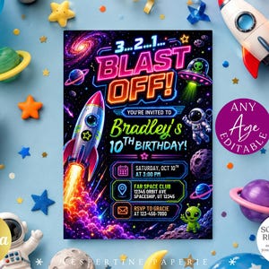 Op de afbeelding: Een uitnodiging voor een verjaardagsfeestje met ruimtethema met de tekst "BLAST OFF!" en "Bradley's 10e verjaardag!" Het ontwerp bevat een raket, planeten, een alien en een astronaut. De uitnodiging is omringd door speelgoedraketten, planeten en sterren.