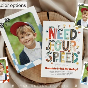 Peut inclure: Une carte d'invitation d'anniversaire avec le texte NEED FOUR SPEED et Dominic's 4th Birthday ainsi que les d&eacute;tails de l'&eacute;v&eacute;nement. Le design inclut des graphismes de voitures de course, des drapeaux &agrave; damier et un cadre photo avec un enfant.