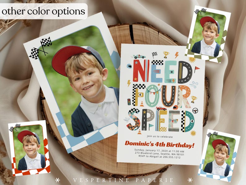Peut inclure: Une carte d'invitation d'anniversaire avec le texte NEED FOUR SPEED et Dominic's 4th Birthday ainsi que les d&eacute;tails de l'&eacute;v&eacute;nement. Le design inclut des graphismes de voitures de course, des drapeaux &agrave; damier et un cadre photo avec un enfant.