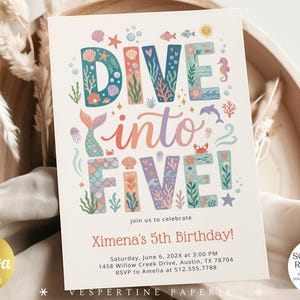 Könnte beinhalten: Eine rechteckige Einladungskarte mit dem Text DIVE into FIVE! in bunter, ozean-thematischer Typografie. Das Design enthält Illustrationen von Muscheln, Korallen, einer Meerjungfrauenflosse, einer Krabbe und einem Delfin. Darunter steht Ximena's 5th Birthday.