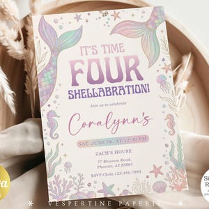 Può includere: Un invito a tema sirena con il testo "IT'S TIME FOUR SHELLABRATION!" in viola e rosa. L'invito include illustrazioni di code di sirena, cavallucci marini e altra vita marina. L'invito è per il quarto compleanno di Coralynn.