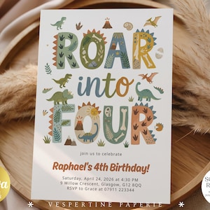 Może przedstawiać: Biała karta zaproszenia z napisem "ROAR into FOUR" w kolorowych literach o tematyce dinozaurów. Karta zawiera szczegóły 4. urodzin Rafała, z logo Canva i notatką o edycji bezpośrednio z komputera PC, Mac, laptopa, telefonu lub tabletu.