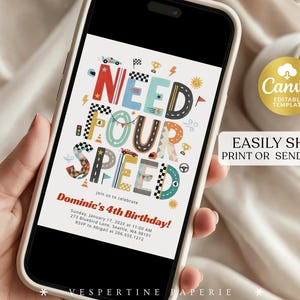 Peut inclure: Une invitation num&eacute;rique affich&eacute;e sur un &eacute;cran de smartphone avec le texte NEED FOUR SPEED en typographie color&eacute;e sur le th&egrave;me de la course. Le design inclut des illustrations de voitures de course, drapeaux &agrave; damier et troph&eacute;es pour l'anniversaire.